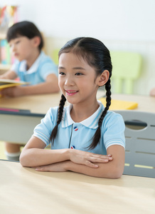 小学生在上课照片