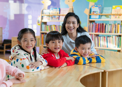 年轻女老师和学生在一起