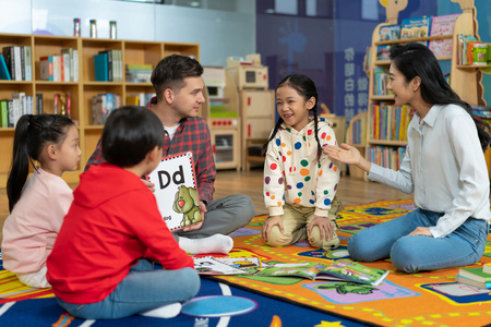 老师教孩子英语照片