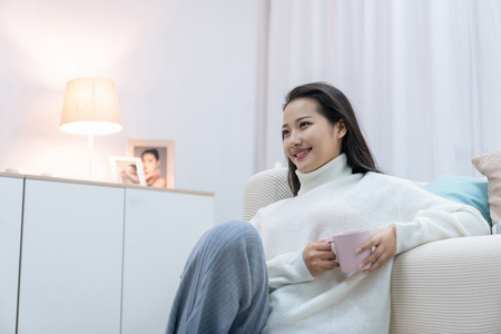 年轻女士在家享受休闲时光照片