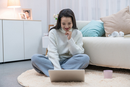 年轻女士在家享受休闲时光照片