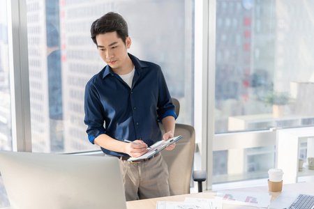 年轻商务男士在办公室工作照片