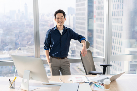 年轻商务男士在办公室工作照片