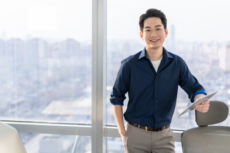 办公室男士工作图片