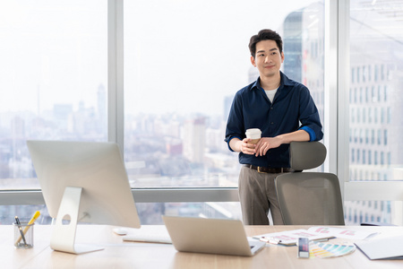 年轻商务男士在办公室工作照片