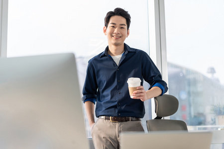 年轻商务男士在办公室工作照片