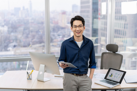 商务男侧脸年轻商务男士在办公室工作照片