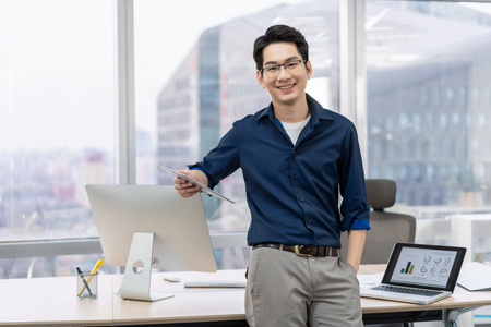 男宿舍龌龊年轻商务男士在办公室工作照片