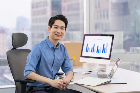 年轻商务男士在办公室工作照片