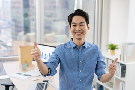 办公室男微笑图片