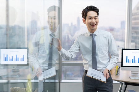 年轻商务男士在办公室工作照片