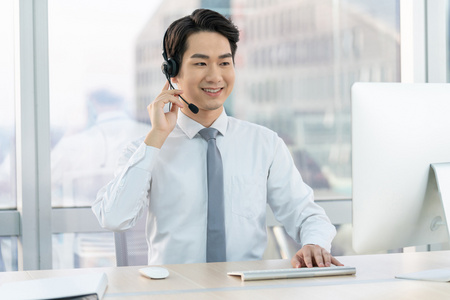 打字客服年轻的客服代表照片