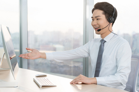 年轻的客服代表年轻的客服代表小学生和外教男老师学习电脑精疲力竭的