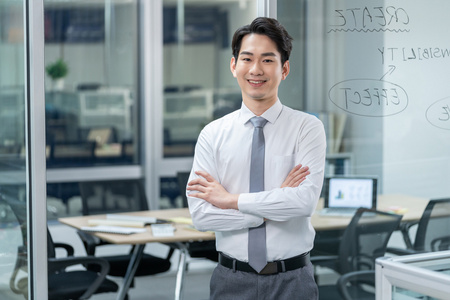 年轻商务男士在办公室工作照片