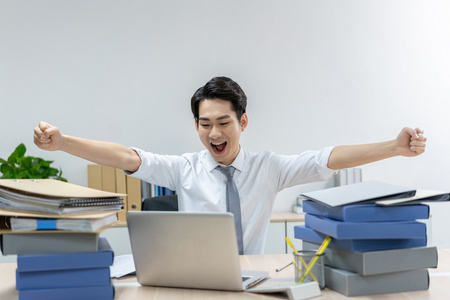 加班男图片