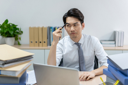 商务男士在办公室加班