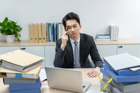 商务男士在办公室加班照片