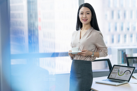 办公室在办公室的女士图片