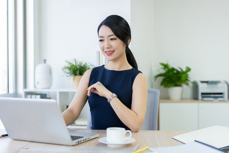 垂直镇定的幸福的一千年的女人令人轻松的向舒适的长沙发椅在homonym