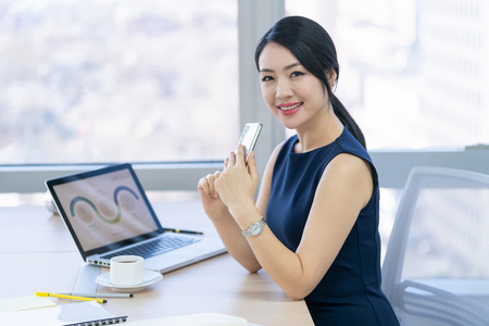 年轻商务女士使用手机照片