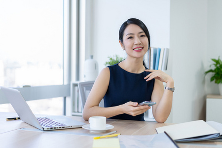 年轻商务女士使用手机