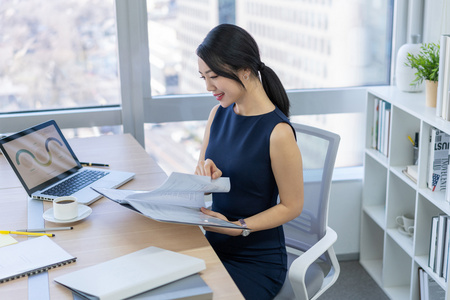 办公室商务年轻女人年轻商务女士办公年轻商务女士办公棚拍办公室商务