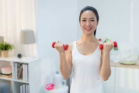 年轻女子在家健身锻炼