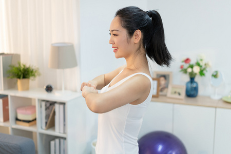 年轻女子在家健身锻炼