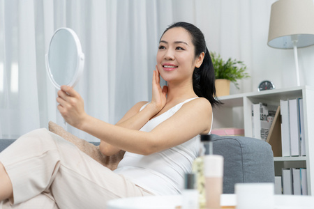 年轻女士美容护肤照片