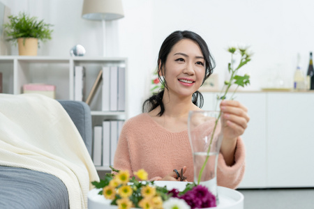 年轻女子在家插花