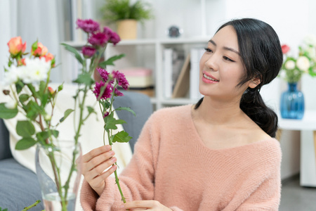 年轻女子在家插花