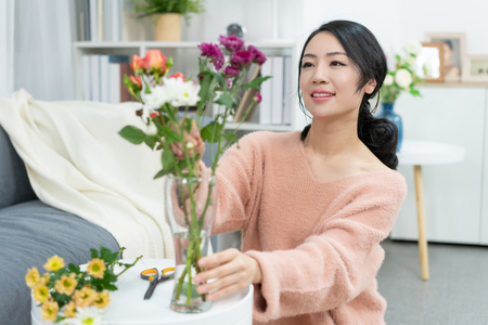 年轻女子在家插花