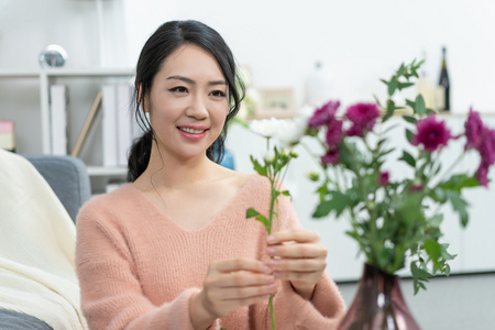 年轻女子在家插花