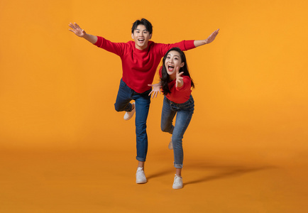 快乐的年轻情侣奔跑照片