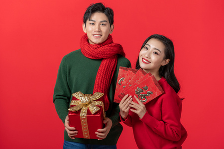 年轻情侣庆祝新年照片