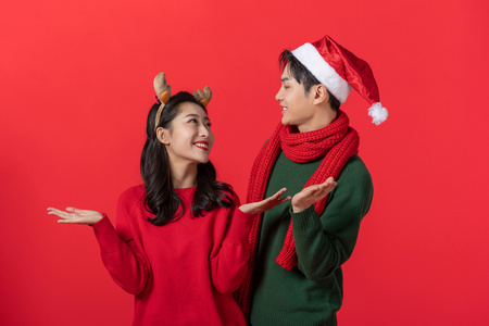 戴着圣诞帽的年轻情侣照片