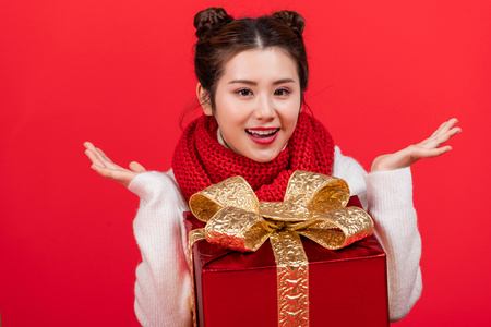 快乐的年轻女子和礼物照片