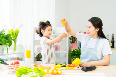 妈妈和女儿一起做饭