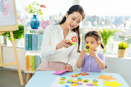 年轻女老师给小朋友上手工课照片