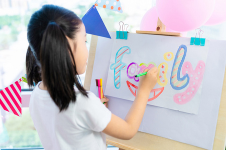 小女孩在家画画照片