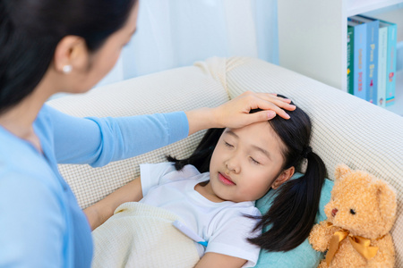 照顾年轻的母亲母乳喂养女婴母亲照顾生病的孩子带蒸汽浴室母亲照顾生