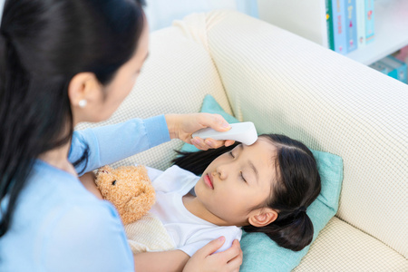 母亲照顾生病的女儿照片