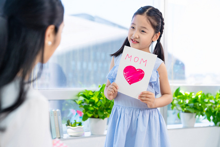 女儿送妈妈礼物