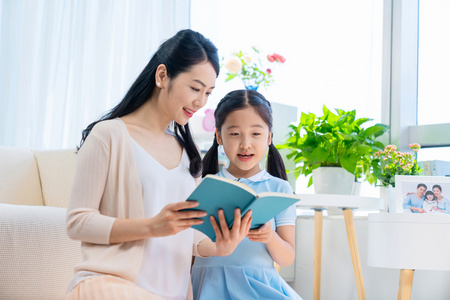 小女孩和妈妈一起看书照片