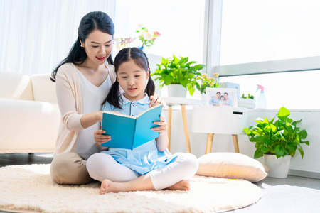 小女孩和妈妈一起看书照片