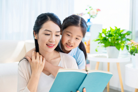 妈妈陪小女孩阅读图片