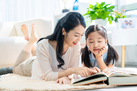小女孩和妈妈一起看书照片