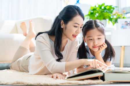 小女孩和妈妈图片