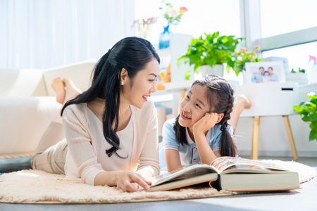 小女孩和妈妈一起看书照片