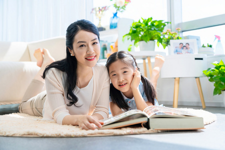 小女孩和妈妈一起看书照片
